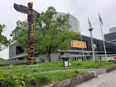 　みんぱくは公園の奥にある。大きなトーテムポールが出迎えてくれた。