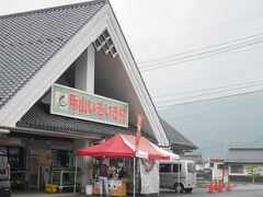 遅い昼食でも食べようかと、甲山いきいき村に寄りました。
飲食店の営業などはなく、お弁当などの商品もなかったので入り口前の松きのこ屋台でコロッケを買います。