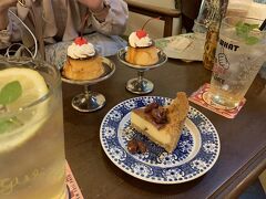 プリンとタルト、レモネードなどをオーダー。
もうとにかくかわいいが大渋滞、、、
少しレトロなビジュアルが内装ともぴったり。
私はプリンをいただきましたが、まずホイップクリームにさくらんぼONという見た目に心躍ります。
固めの食感で個人的にとっても好みでした！

このあと、先に東京へ帰る同僚を大阪駅へ見送り
会社のほかのメンバーも呼び大阪駅付近で夜ご飯をいただいてから、私は嵐山へ向かいました。
時間が押してしまい、ホテルに到着が遅れる旨をお電話したところ「雨は大丈夫ですか？」とお気遣いいただき（少し雨が降り出してました）、到着後もタオルをいただいたりとホテルの方のホスピタリティに感動しました。