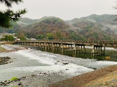 雨と霧のかかった山と渡月橋の景色も風流でした。
あいにくの空模様ですが、渡月橋は雨も似合いますね。
残念ながら工事をしていて、川幅の半分は水がありませんでした。
次は工事完了、晴天の時に訪れたいです、、！