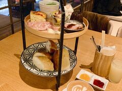 朝からボリューミーなのは承知でオーダー！
モーニングセットは松竹梅の3つがあり、こちらは一番量の多い松です。
パンは店員さんに声をかければお持ち帰り用の袋をいただけるので安心です。