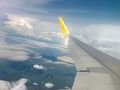 セブパシフィック航空利用
昼間なのに、やっぱり窓閉めて　真っ暗　就寝状態
どうして？
エンタメないから、読書4冊持ってきた・・・・
９割がた満席