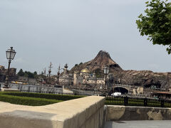 ディズニーシー

降水確率0%のくもり
最高気温24℃
歩くと少し汗ばむけど梅雨前だし心地良い♪