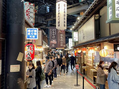 バーベーキューで食べたい食材を市場で購入するのが楽しい！小さなお店がたくさんあり、好みのお店で好みの食材を選ぶスタイルです。お刺身や海鮮丼、既に焼かれた串刺しのお肉などもあるので、BBQをしなくても近くのベンチなどで食べることができるのも便利。