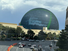 ではそろそろスフィアに向かいます。
スフィアとは、2023年9月、アメリカのラスベガスにオープンした世界最大級の球体型エンターテイメント施設。
高さ112m、幅157m、外壁全体がLEDディスプレイとなっています。