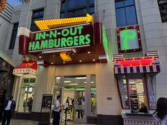そして夜ご飯にやって来たのは、IN-N-OUT BURGER（イネナウトバーガー）
アメリカ来たからには1回は食べなきゃね（笑）