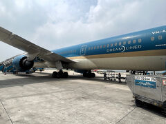 ベトナム時間 13:00頃、無事にハノイ・ノイバイ空港に到着。　沖止めのため、バスでターミナルビルへ向かいます。　それにしても暑い・・・そういやココは東南アジアだった(^_^;)