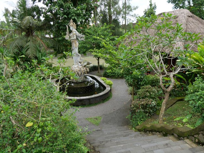 廻廊からの出口です。<br /><br />階段を下りた先に、泉に建つ像と建物が見えます。