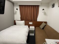 宿泊はチェックイン四条烏丸。広めのお部屋にしました。駅から近くて便利なホテルでした。