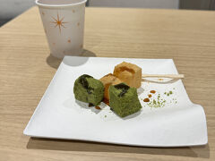 バスと電車を乗り継いでホテルに戻り
ラウンジでおやつをいただきました
おつかれさまです