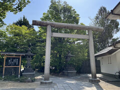 8:40 街歩きに出発。
今朝も四柱神社に参拝します。