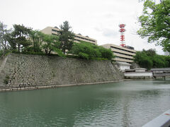 福井城址
福井城は、徳川家康の次男・初代福井藩主・結城秀康が慶長11年(1606)に築城、
大火で焼失して今は石垣と堀の一部だけが残っています