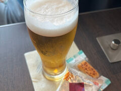ANAラウンジへ。朝早いですが、なんとなく周りにつられてビールをいただきました。