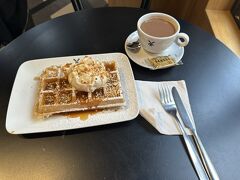 　わっ、想像以上に大きい。ホットチョコレートはむしろぬるいくらい。エクストラホットって言わなかったからか…。

　お隣に美男美女の若いカップルが。お二人は英語を話しながら時折日本語も使ってらっしゃったので、話しかけさせていただきました。

　女性はRさん。日本の方で学生時代に休学制度を利用してメルボルンで9ヶ月ワーホリされてたそうです。新卒採用のチャンスもあったのだそうですが、せっかくの海外体験をご自身の人生にもっと生かそうと、卒業後に日本人の少ないアイルランドの首都ダブリンにあるワーホリをしているのだそうです。

　男性はジョージア州アトランタご出身のMさん。名古屋の大学に留学されていたそうで、日本語も上手でした。お二人はそこで知り合ったのだとか。若いっていいな。お二人ともすっごく感じの良い方でした。