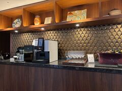 石川県立図書館を後にして、ホテルに向かいます。
THE HOTEL SANRAKU KANAZAWAです。いつもは駅の反対側にあるハイアットに泊っているのですが、金沢城公園・兼六園のライトアップに行く予定のため近くでホテルを探しこちらにしました。
口コミを見るとラウンジが評判だったので、ラウンジアクセス付きのお部屋を予約しました。到着後、車はバレーパーキングでお願いして、ラウンジでチェックインをしていただきました。
ちょうどカフェタイムで、スパークリングワインも用意されていました。