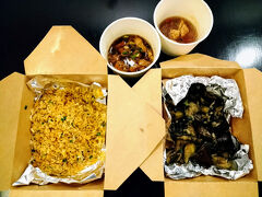 晩御飯はニャーベップハノイアンから
持ち帰ったもので済ませます

左：Com Rang Tom Rim 120,000d
右：前出の茄子の炒め物

左はトンズイタン風炒飯
初めて知ったのですが
在住日本人界隈で有名なのだそうです
旧市街端のトンズイタン通りにある
LOAN MAIというお店が発祥だとか

エビのタレがとても美味しいです
炒飯よりも美味しい白米かおこわがいいかな
