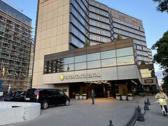 インターコンチネンタル
メンバーシップなのでレイトチェックアウトが出来るので選びました。
InterContinental Budapest　300.66 EUR 
1 King Classic / Breakfast Included / Non Refundable / 
ユーロが高いので円計算すると5万円程になります。高いね・・・