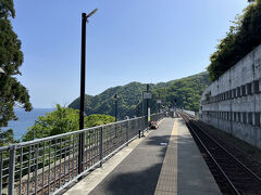 ホームに立ってみます。

駅名の漢字表記は餘部です。
今、ここを通るのはほとんどが普通列車。定期の特急は1日1往復。
上にも書いたように高速道路も対面通行のものが途切れ途切れ。