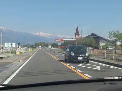 右手のとんがり屋根は『安曇野スイス村』です！
白い馬の銅像が目印です♪