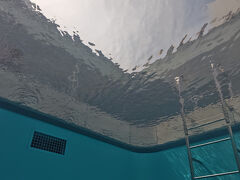 朝からネットで予約した、21世紀美術館のスイミングプール。水の揺らぎが本物のよう。
