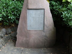 図書館旧館の右手にある小道を進んで行った先には文学の丘と呼ばれる場所があります。ここには歌碑、句碑、詩碑、胸像が並んでいます
こちらの写真は高崎出身の歌人・吉野秀雄の歌碑。「図書館の前に沈丁咲くころは恋も試験も苦しかりにき」が刻まれています