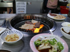 ランチで向かったのは、チャガルチ駅近くのホルモン焼のお店に入店しました。
店舗は、バラック風の長屋で、番号が振られたテーブルとコンロが並んでいます。