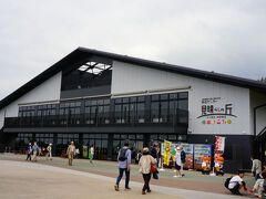 鳥取駅にちょっと寄りーの、

向かうはやはり、
鳥取といったら、の「鳥取砂丘」。

砂丘近くの駐車場はどこも混んでいたので
まずは「砂丘センター・見晴らしの丘」へ。