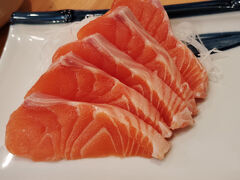 さて、夕飯です。
いろいろ調べて、信州ゴールデン新館へ。
大瓶が439円なのさ！
こちらの写真は、信州サーモンです。