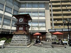放生園のカラクリ時計。

脇には足湯もあります。