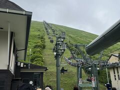 ここからは親の車に同乗し観光、私が運転します。
大室山
リフト代　大@1,000円　けっこう並んでます