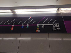 Passeig de Gràcia駅でL2メトロに乗り換えます。
目的地までは、あと3駅ですね。