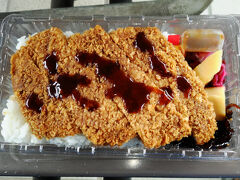 トンかつ弁当　薄っぺらなトンかつと漬け物や佃煮がおいしかった　土浦駅のホームで食べました