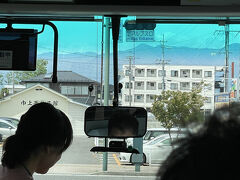 ツアーの旅は、添乗員で決まる。とよく言われます
日本のツアーは初めてに近いのですが
たぶん、同じことが言われるのでは？

今回の添乗員さん、大当たり
年齢も中堅？説明も要点は必ず二度繰り返して言うなど
怠りなく・・とても丁寧なパンフレットもお手製の模様
これが、旅行前に届いていたなら、もう少し学習も出来たのにと、残念

バスの座席は、事前に決められていて
１日目は前から近い方、２日目は中より後ろ
参加者３８名？
余裕があるので、座席は横並びで3席