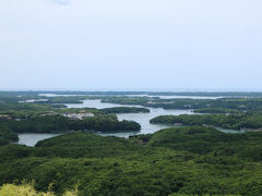帰り道に横山展望台（標高140m）に行き、英虞湾を望みました。
周囲の森の緑も素晴らしい。