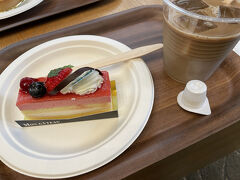 上高地ルミエスタホテルで休憩中

以前、橋向こうに渡ったところは、川沿いに散策路程度しかなかったのに
道もその上に広くとってあり
ホテルや、喫茶店風な建物や食べ物屋さんが並んでいるのには超驚き

