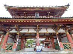 耕三寺。中門。
耕三寺耕三さんが母への感謝をこめて、昭和10年から建立を始めて30年余りかけて完成。