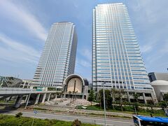 海浜幕張駅南口から幕張メッセに向かう途中。
迫力あるビルは「ワールドビジネスガーデン」。