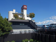 続いて昨日に続いてシャトレーゼの高級店。
「やつどき」。
今日はお店の前の駐車場が満杯で裏の駐車場に。