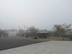 〈２〉の続きです
https://4travel.jp/travelogue/11978905

おはようございますっ
外に出たら、めちゃくちゃ霧ってたわ