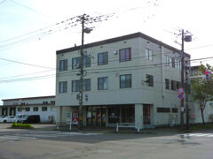 １０時開店の「日糧製パン釧路工場 鳥取売店」に来ました、

この為に近くの宿を取り、この為に釧路に来たと言えば大袈裟でしょうか？。しかし、、これで函館・月寒・釧路と３つの直売所を制覇しました。

＊詳細はクチコミでお願いします