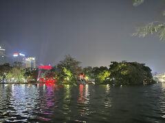 ホアンキエム湖の畔で、夜景を眺めていました。