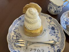 スイス風シュークリーム。
クルクルと高く巻かれた生クリームと、土台になっているカスタードクリームが絶妙。
