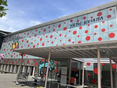 草間彌生のドット柄が描かれたポップな建物は松本市美術館。