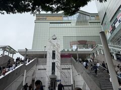 新宿駅に来ました。
時間は12時半です。