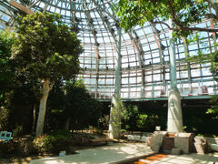 隣接する「ＥＧＧ」も訪ねてみます、

１年を通じて緑に覆われた温室は手入れが好くて市民の憩いの場として親しまれています。ベンチも在って一休みするのにも最適ですよ！。
