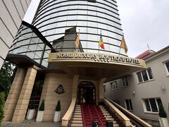 空港から30分程
Nobil Luxury Boutique Hotel　2泊します。
Junior Suite 1 King , Breakfast included / Total 593ユーロ MDL 11,520
https://www.nobil.md/en/
こう言ってはなんだけどモルトバってヨーロッパの最貧国と書かれてるのでホテルも安いのかなと思ったら1泊5万とはいい値段。
一応5スターですが・・・予約した夫に「なんでこのホテルなの？」と思いました。
でも、後々納得、ロケーションがいいし朝食もいいです。
                          