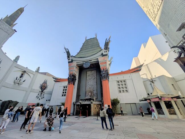 オリジナル・ファーマーズマーケットから再びバスに乗り、チャイニーズシアターにやってきました。