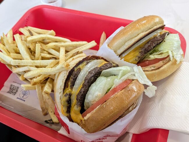 DOUBLE-DOUBELとCheeseburgerとフレンチフライを注文。<br />こ、これは美味しいーーー！<br />パテは肉肉しくて、レタスはシャキシャキ、トマトも大きいです。<br />値段もお手頃で私たちにはありがたい。<br />フレンチフライも皮つきポテトでいいね。<br />あー食べれて良かった♪