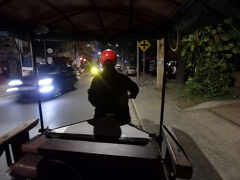 旅は５日目、そしてカンボジア・シェムリアップ２日目の早朝。

トゥクトゥクのドライバーである Sim さんと５時にホテル前で合流。これからいつもの同行者の要望で「朝陽を遺跡から見る」のために出かけるのだ。

では出発っ！と走り出したところで....「Simさん、ストップ！ストップ！」。なんとデジタルカメラにメモリ用のSDカードが入っていなかったのだ。慌ててＵターンしてホテルに戻り、昨夜バックアップしていたノートパソコンからSDカードを取り出してカメラにセット。