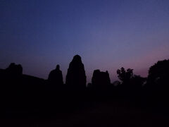 いつもの同行者は「アンコールワットで朝陽を見たい」と当初言っていたのだが、前日のプノンバケンの大混雑を見て Second recommendation を Sim さんに聞いていたら、こちらの遺跡をオススメしてもらった。アンコールワットに続いて２番目のオススメポイントだそうだ。

目的地に到着するも辺りは真っ暗。

そんな中、小さなライトを灯して「シャーッ」と走る軍団が目の前を颯爽と通過していった。それも複数回！？。

https://youtu.be/V4Gxk9C6GRs
アンコールワット遺跡群・プレループの前を爆走するサイクリスト


まだ、気温の低い早朝に周回コースでトレーニングしていたんだろうね。